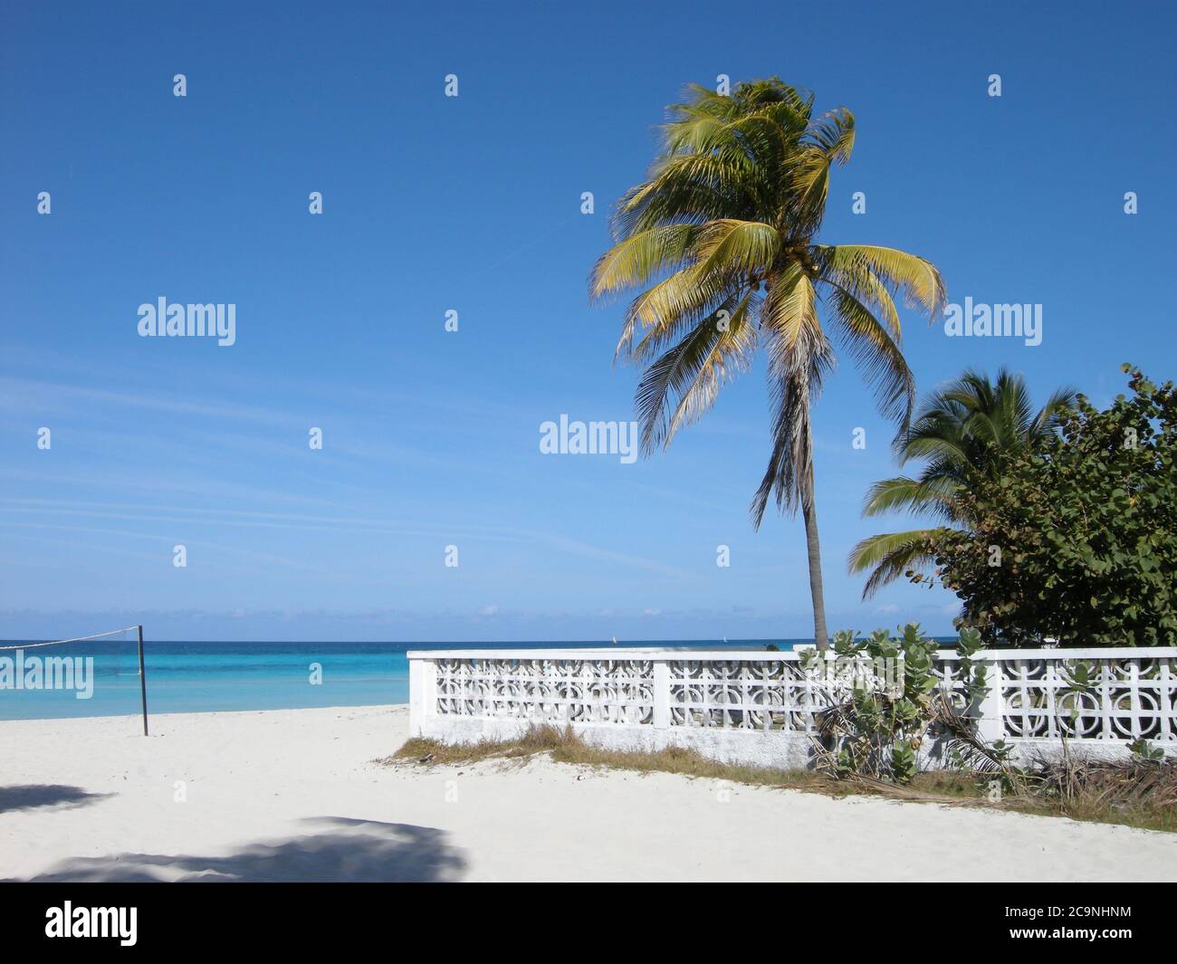 Spiaggia di sabbia bianca con mare caraibico e cielo blu Foto Stock