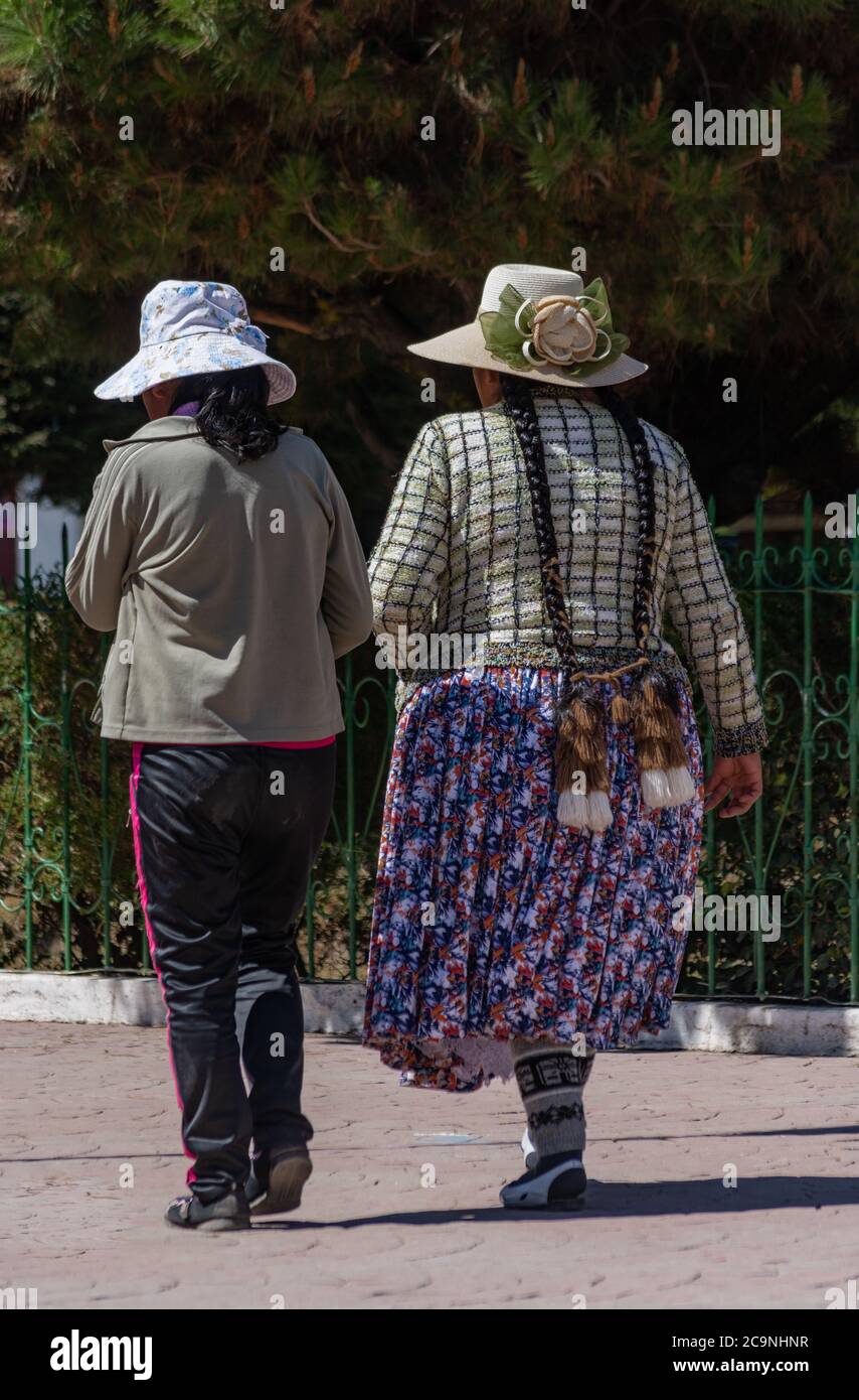 COPACABANA, BOLIVIA - 24 LUGLIO 2016: Due donne boliviane non identificate camminano intorno alla piazza a Copacabana, Bolivia Foto Stock