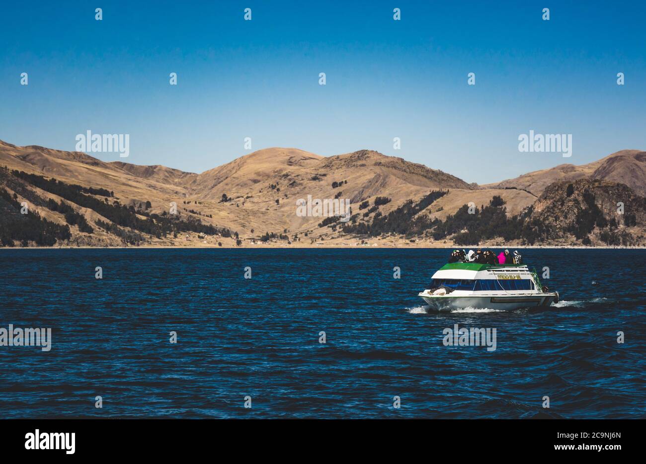ISLA DEL Sol, BOLIVIA - 26 LUGLIO 2016: Un traghetto con un gruppo di turisti nel lago Titicaca, Bolivia Foto Stock