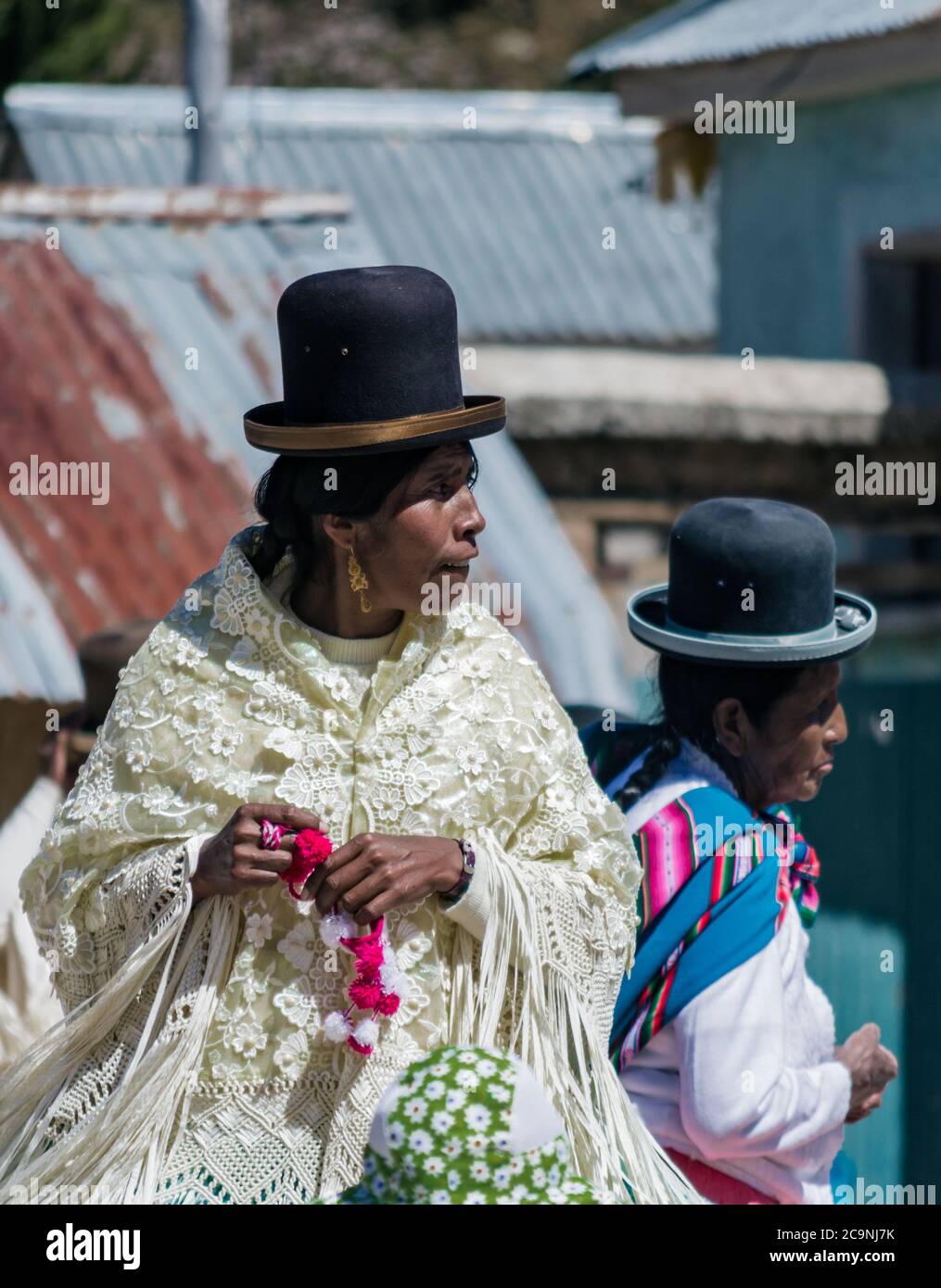 ISLA DEL Sol, BOLIVIA - 26 LUGLIO 2016: Una donna non identificata danza con costumi tipici in una celebrazione tradizionale dell'Isla del Sol, Bolivia Foto Stock