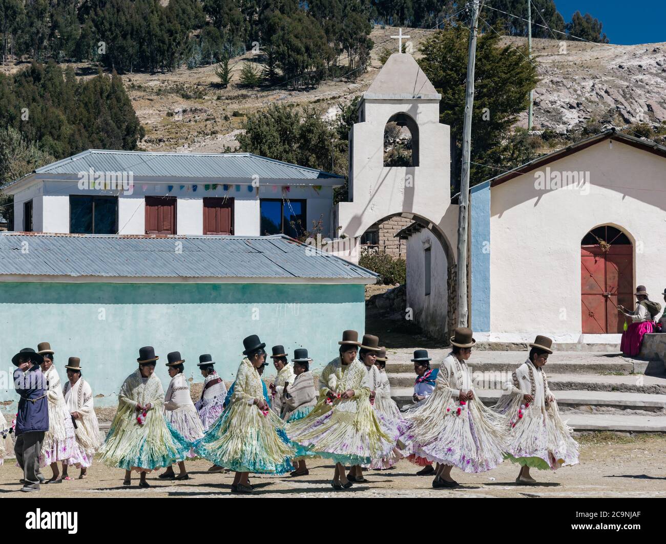 ISLA DEL Sol, BOLIVIA - 26 LUGLIO 2016: Un gruppo di ragazze boliviane ballano con costumi tipici in una celebrazione tradizionale accanto ad una chiesa Foto Stock