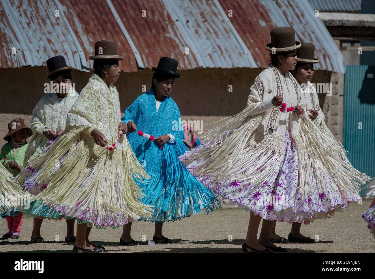 ISLA DEL Sol, BOLIVIA - 26 LUGLIO 2016: Un gruppo di ragazze boliviane danza con costumi tipici in una celebrazione tradizionale della Bolivia Foto Stock