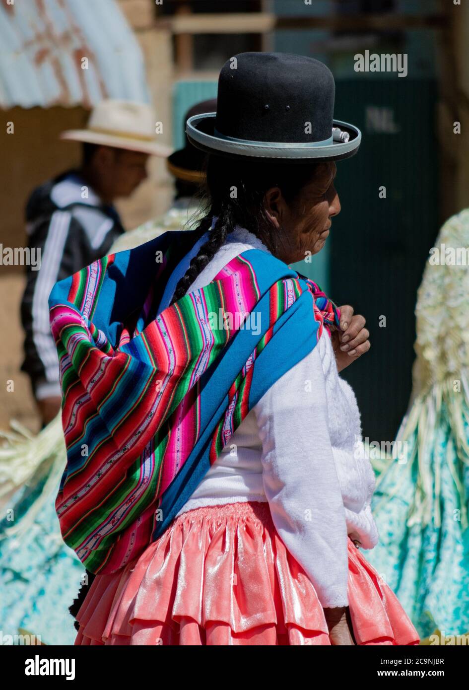 ISLA DEL Sol, BOLIVIA - 26 LUGLIO 2016: Un'antica donna porta un 'aguayo' in una tradizionale celebrazione di ballo nell'Isola del Sole, Bolivia Foto Stock