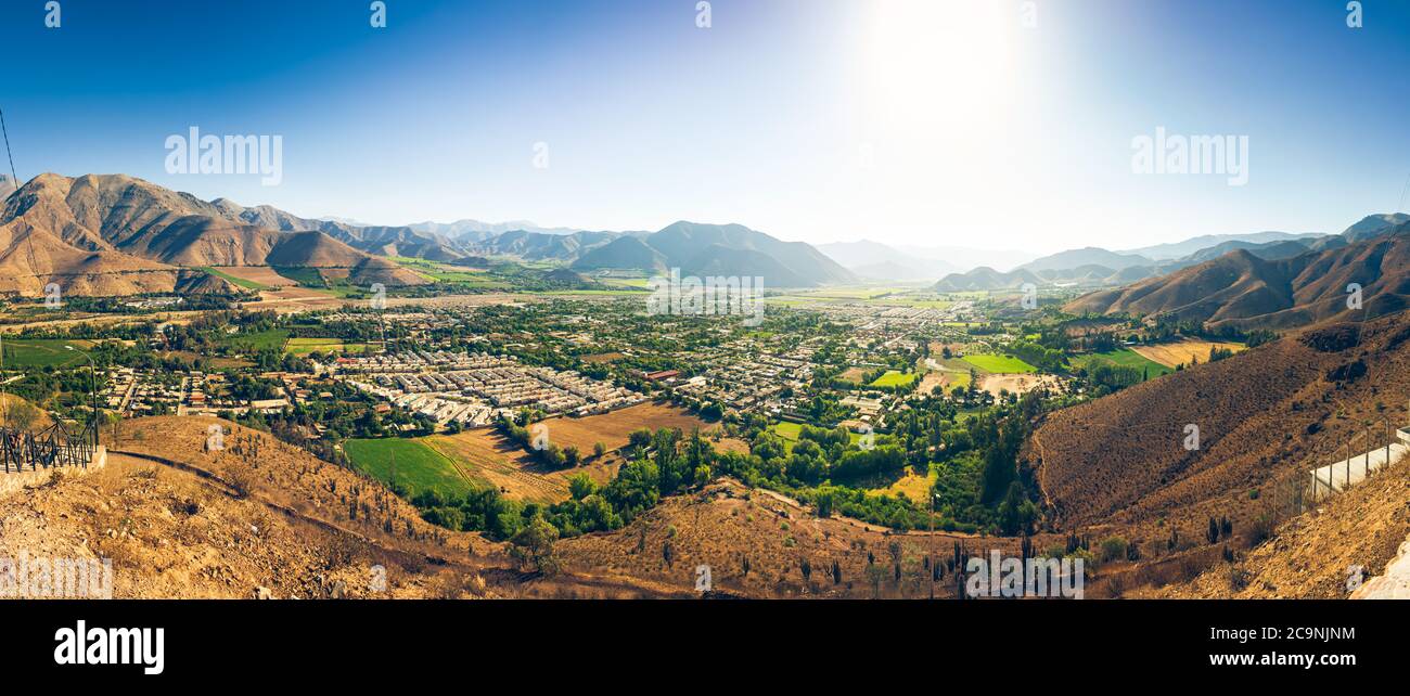 Vista panoramica aerea di Vicuña circondato da montagne, Cile Foto Stock