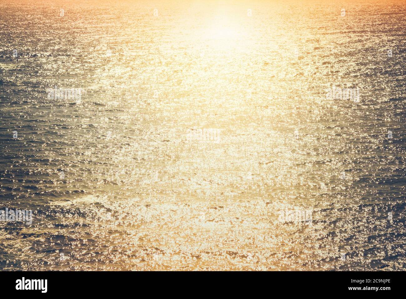 Primo piano dell'oceano pacifico al tramonto con la pista del sole Foto Stock