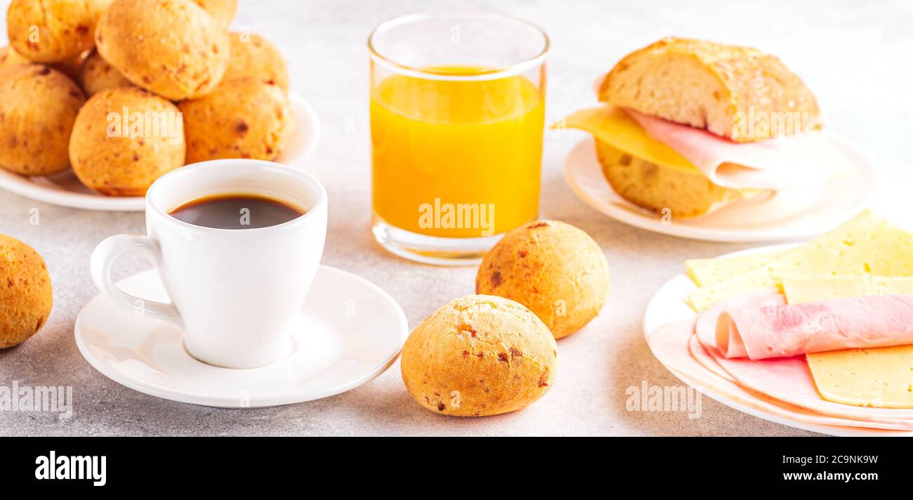 Colazione tradizionale brasiliana - pane al formaggio, caffè, frutta matura, fuoco selettivo. Foto Stock