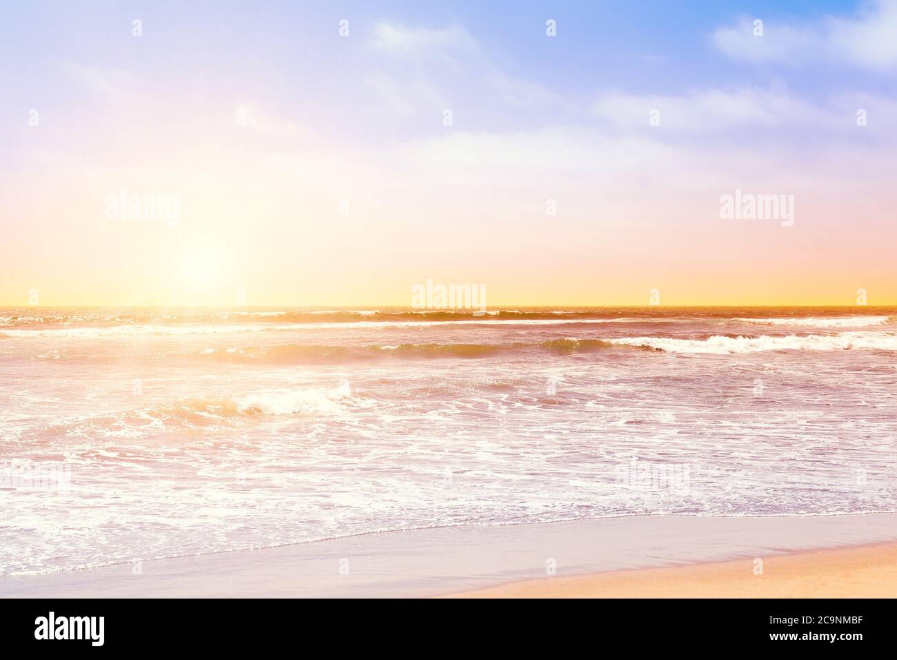 Belle onde dell'oceano pacifico al tramonto a la Serena, Cile Foto Stock