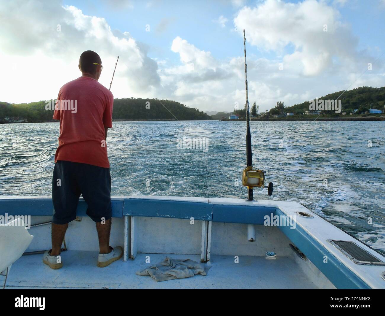 Guardalavaca, Cuba - 11 gennaio 2014 - lasciare il porto per andare a pesca d'altura, mettendo in piedi l'attrezzatura Foto Stock