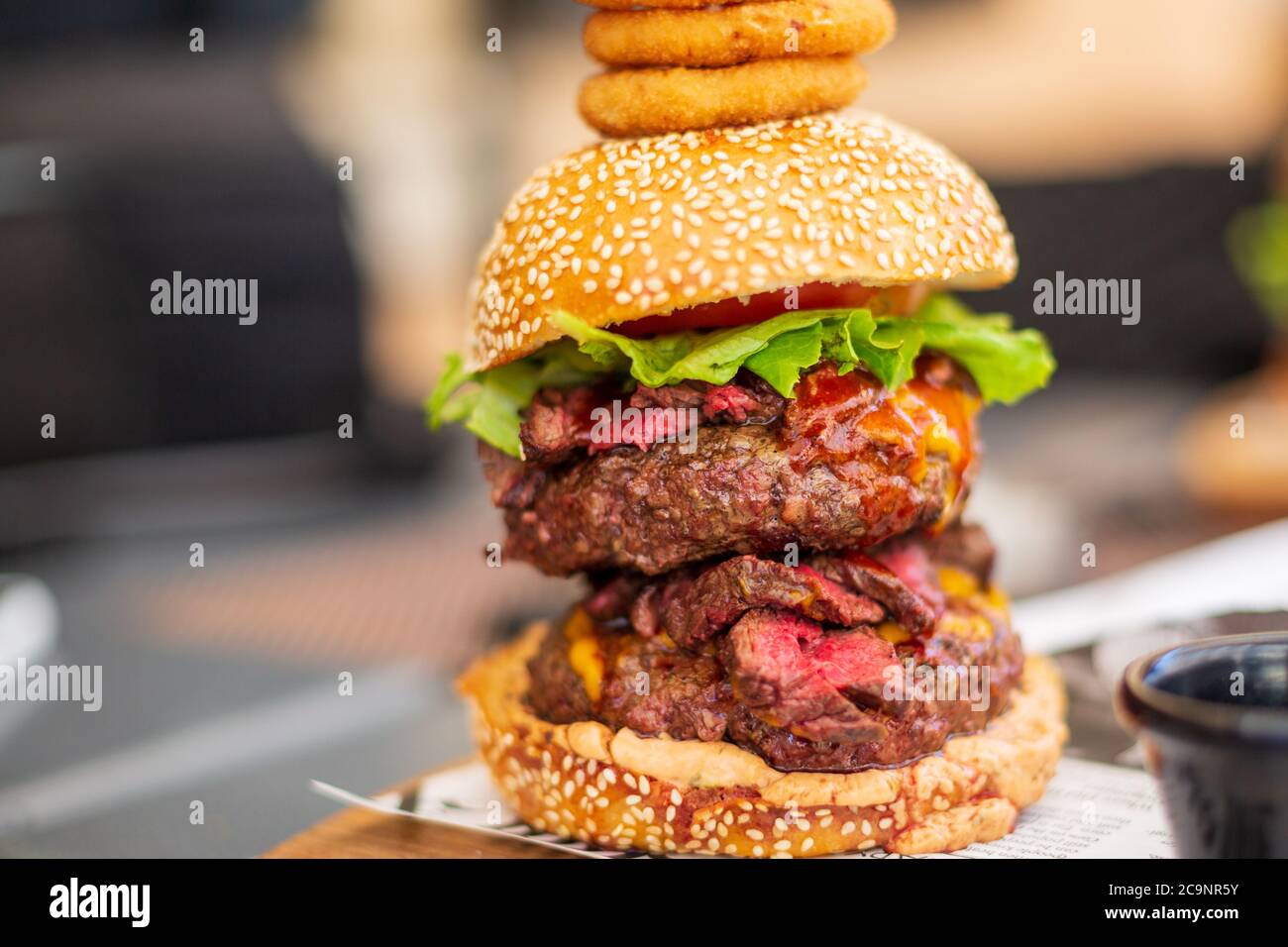 Double Steak Burger servito in un ristorante, primo piano Foto Stock