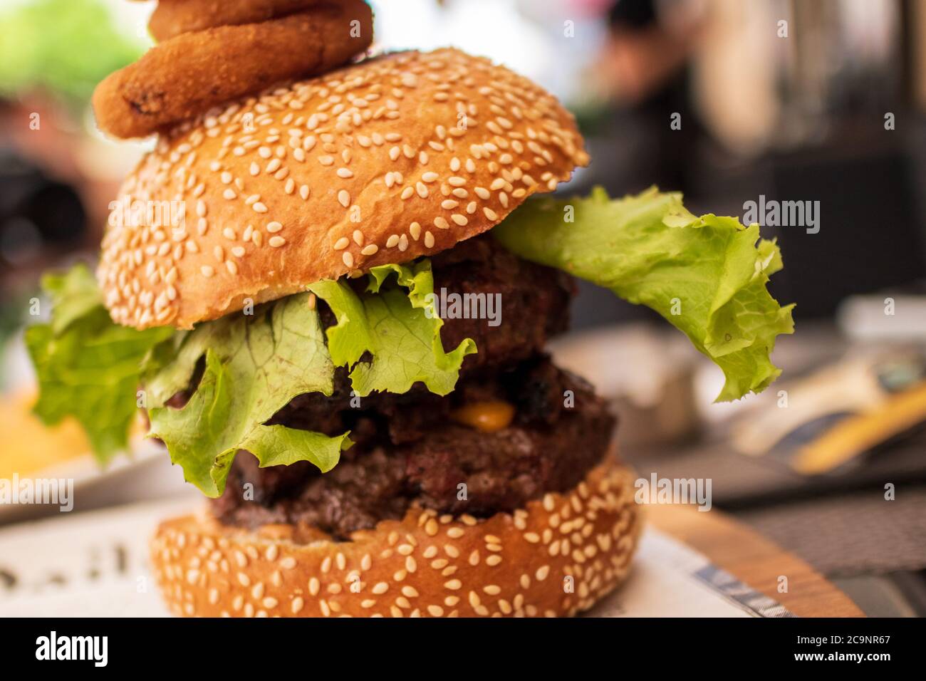 Double Steak Burger servito in un ristorante, primo piano Foto Stock