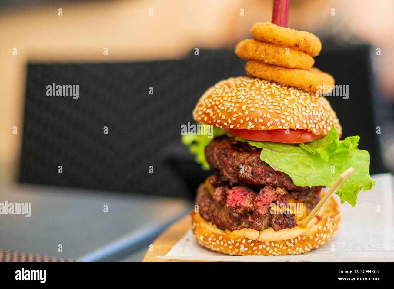 Double Steak Burger servito in un ristorante, primo piano Foto Stock