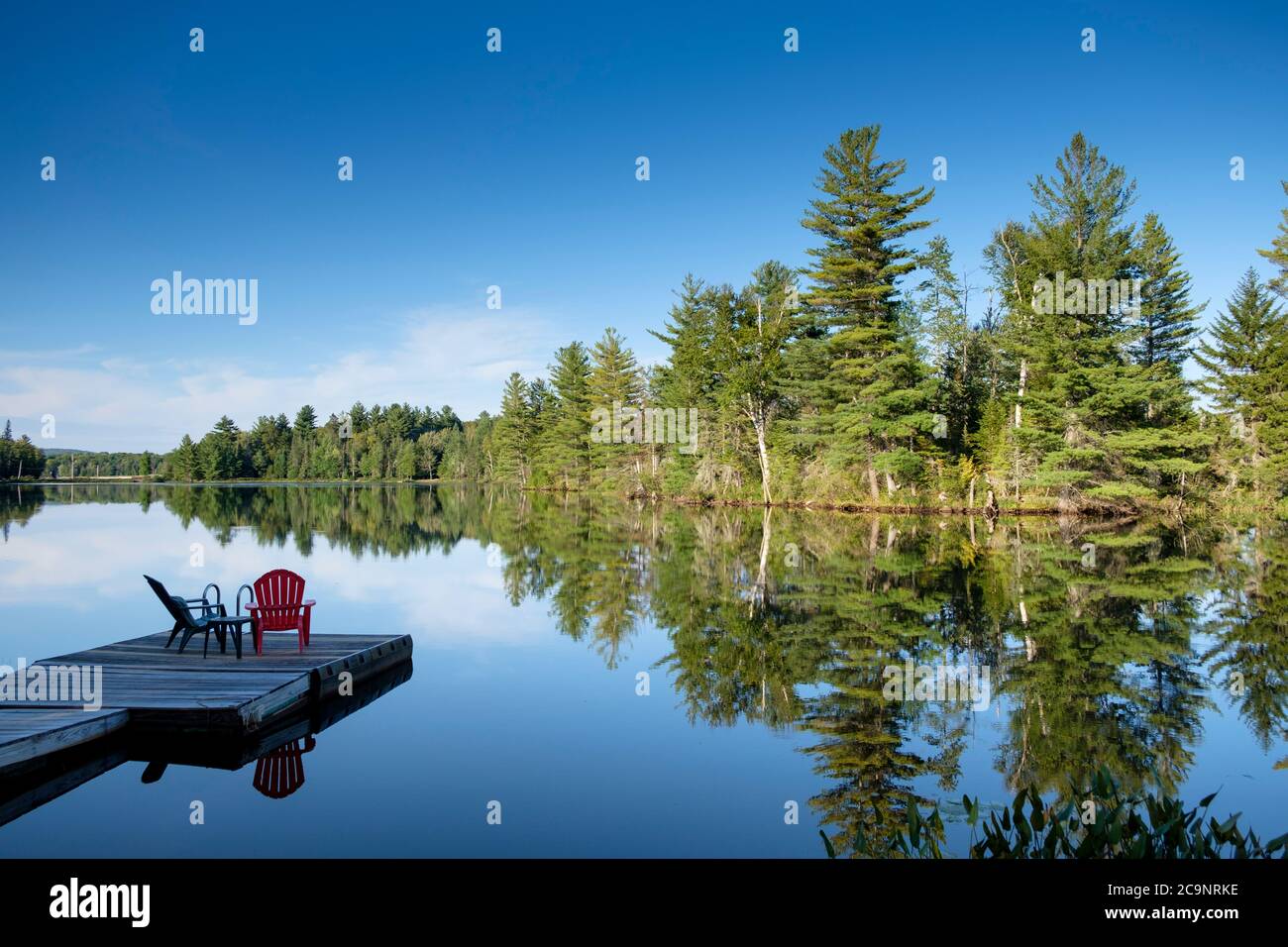 Due sedie su un molo sul lago Adirondack, Indian Lake, New York, USA Foto Stock