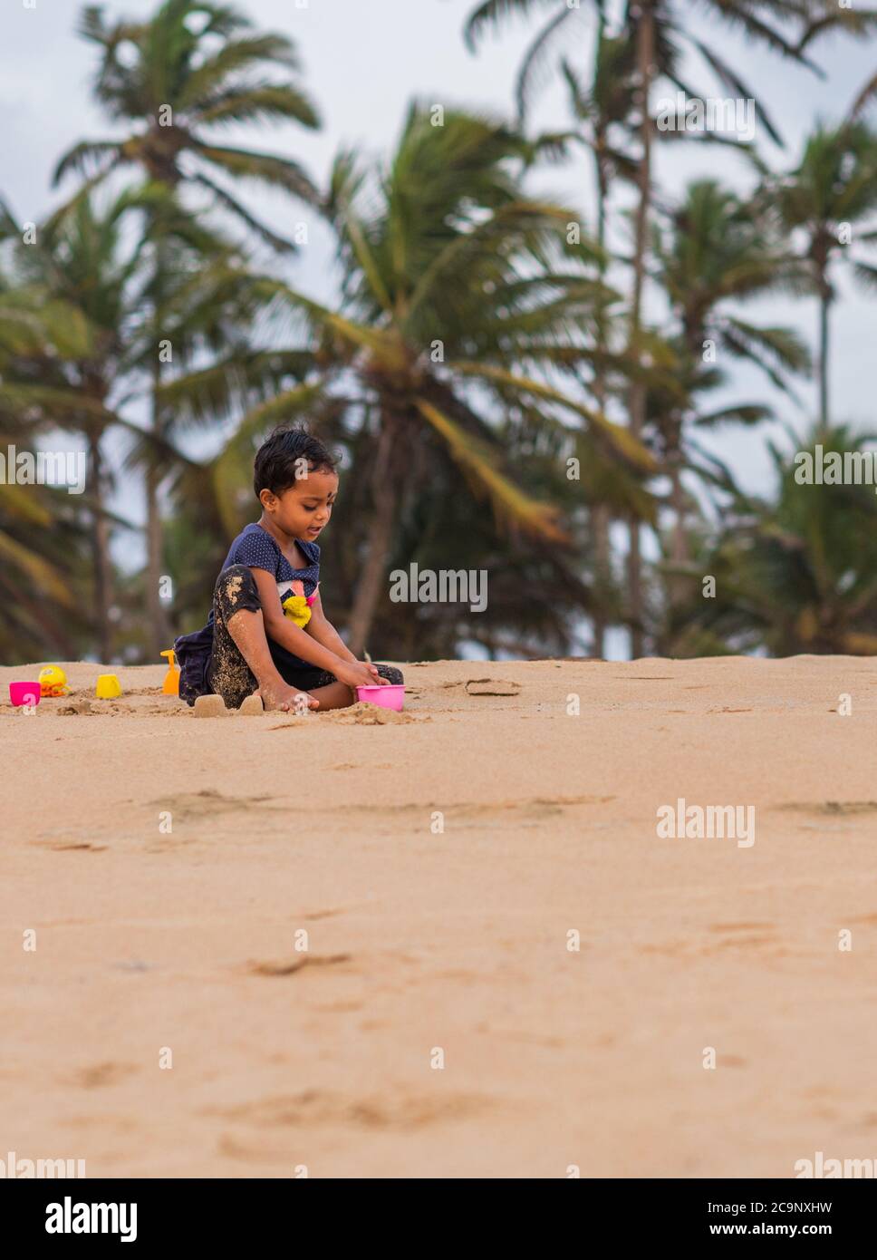Margao, Goa/India - Maggio 24 2020 : i bambini/bambini indiani che giocano sul lato della spiaggia ad Arossim Beach, Goa in serata. Foto Stock