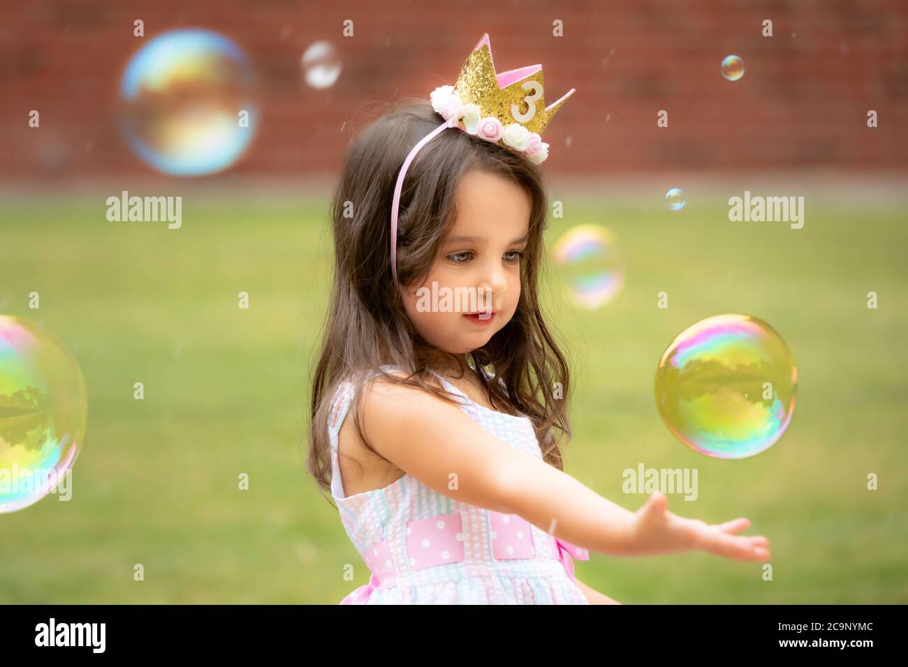 ragazza di compleanno di 3 anni che gioca con i suoi palloncini