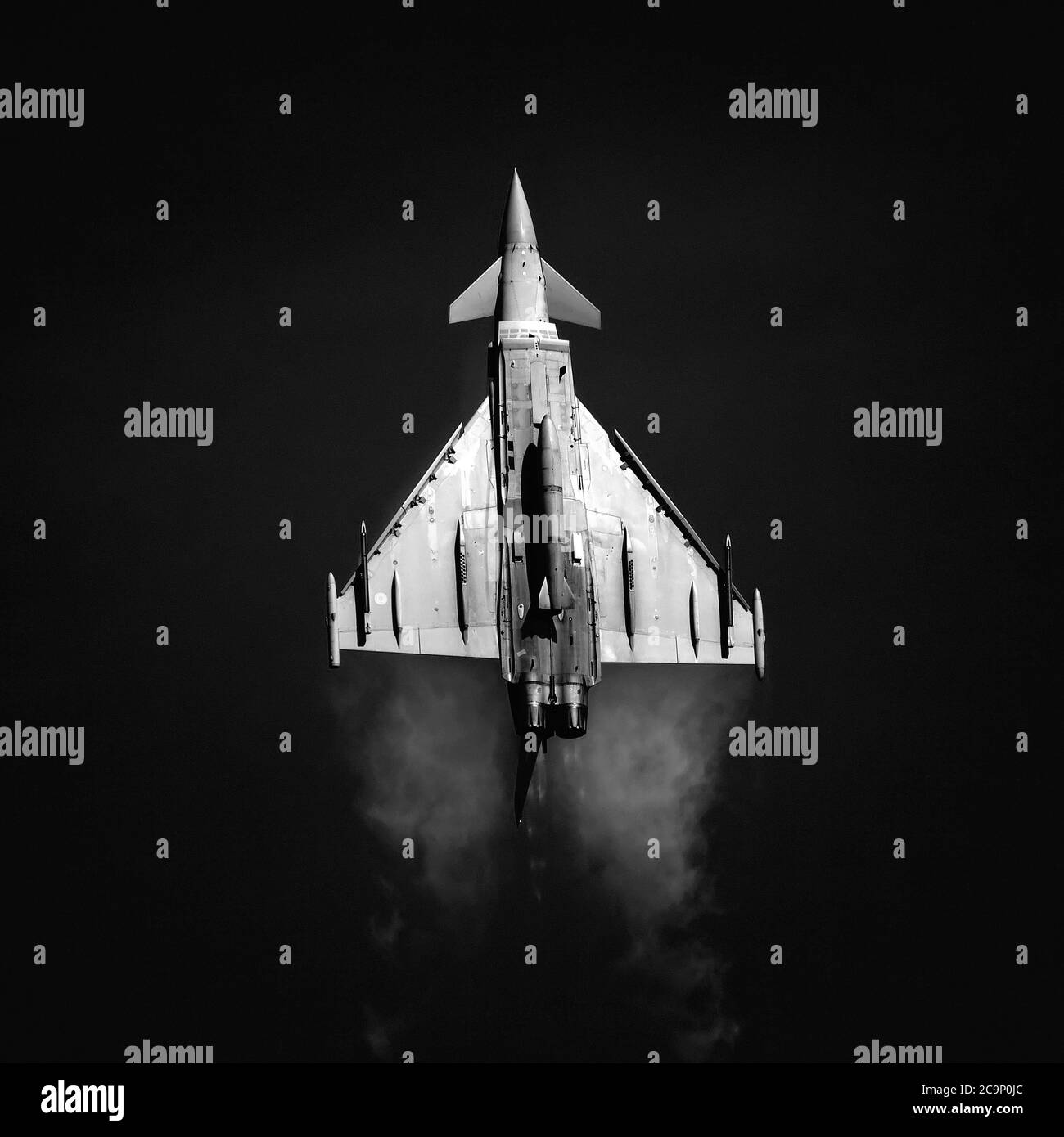 RAF Eurofighter Typhoon edito in bianco e nero per mostrare un forte rilievo di velivolo Foto Stock