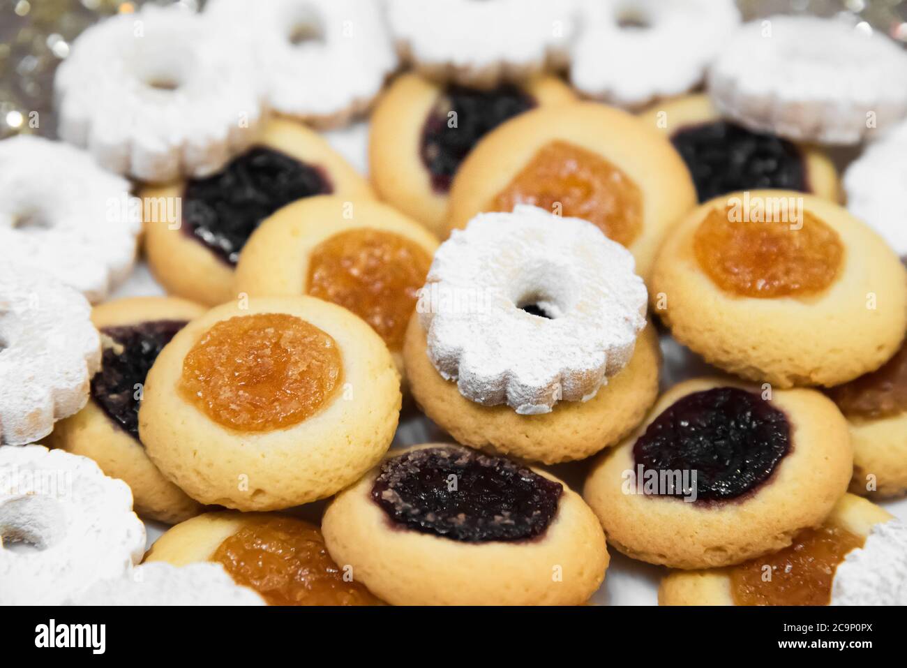 Primo piano di biscotti con marmellata e zucchero a velo Foto Stock