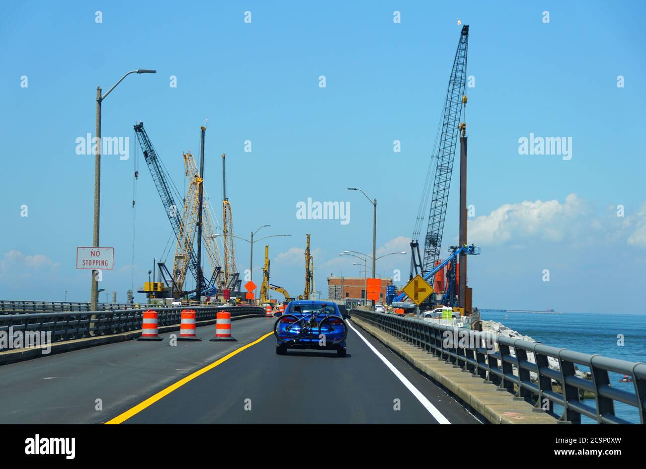 Virginia, U.S.A - 29 giugno 2020 - il traffico che passa la costruzione in corso sul Chesapeake Bay Bridge Tunnel in estate Foto Stock