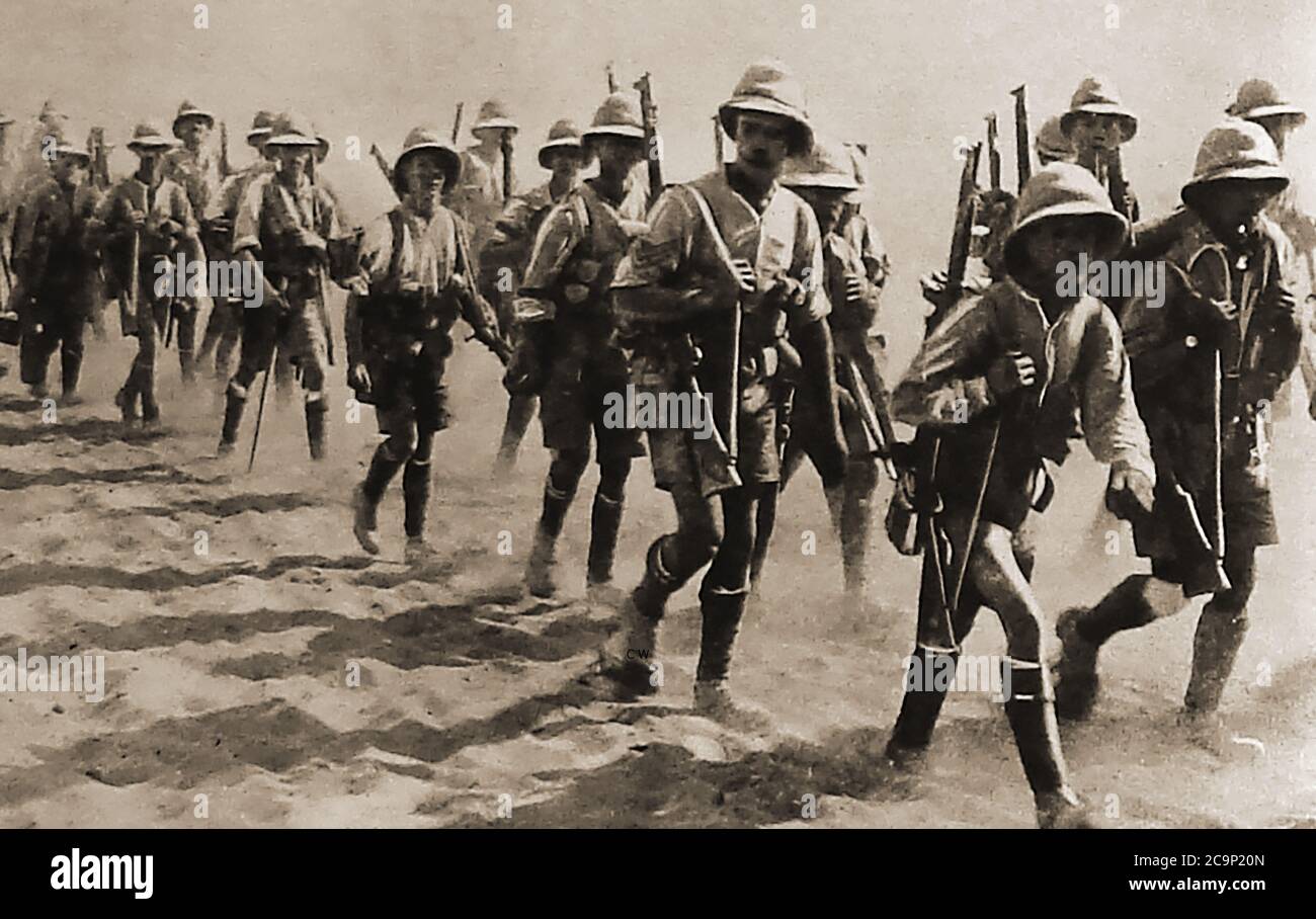 WWI - truppe britanniche che attraversano il deserto in Mesopotamia si sono svolte in Medio Oriente con la Gran Bretagna e i suoi alleati che combattevano truppe dell'Impero Ottomano. Foto Stock