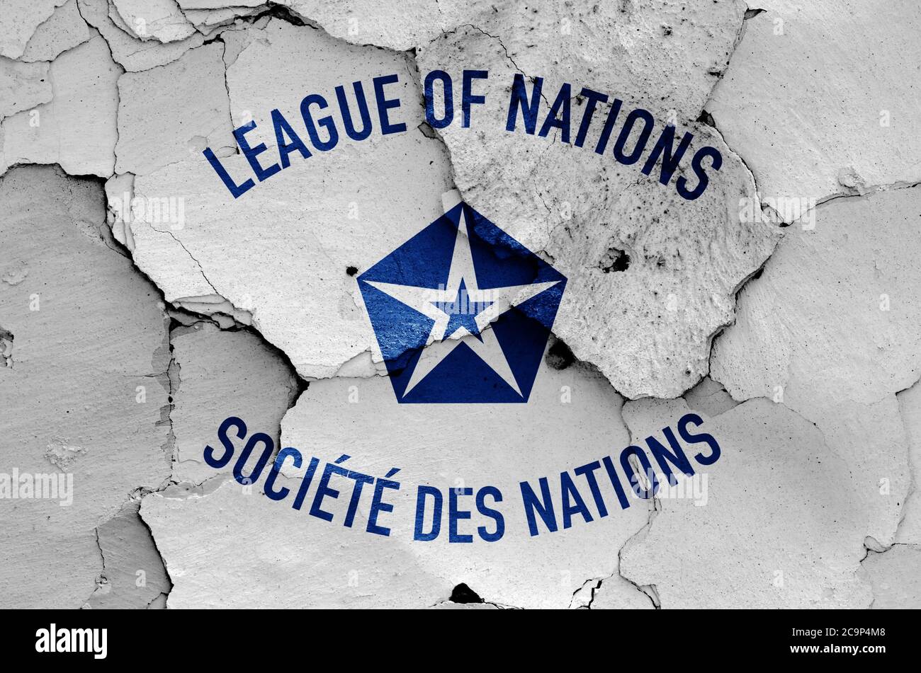 Bandiera della Lega delle Nazioni dipinta su parete fessurata Foto Stock