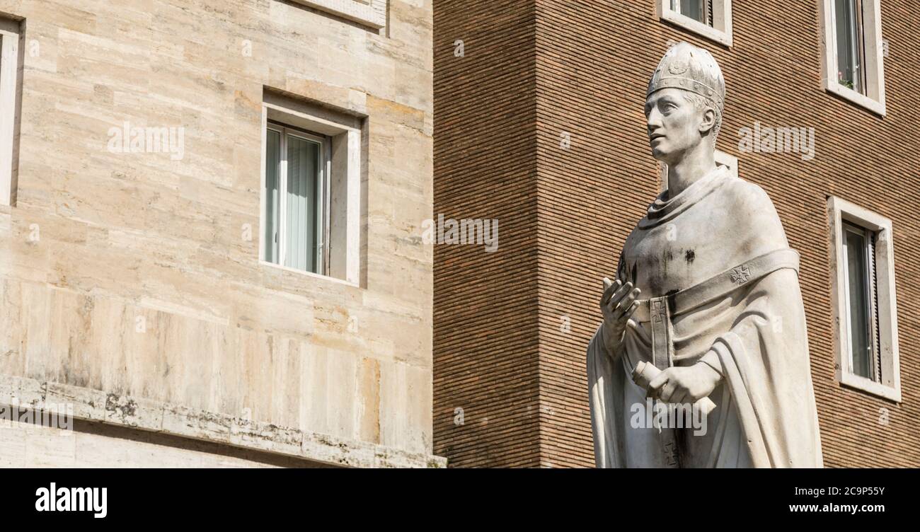 Statua di Sant'Ambrogio, fuori dall'abside della chiesa di Sant'Ambrogio e Carlo al corso, Roma, Italia Foto Stock