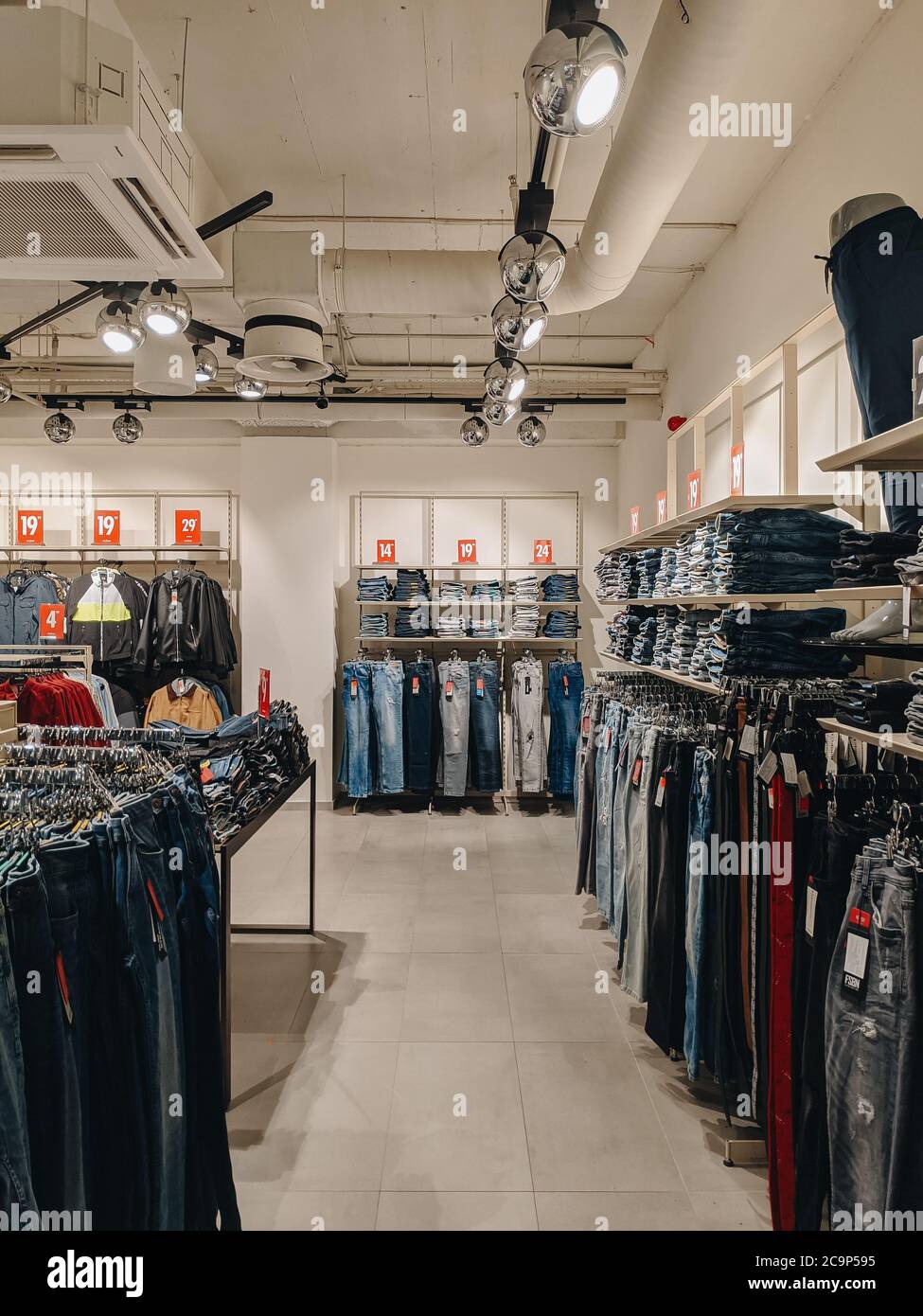 Budva, Montenegro - 01 agosto 2020: Jeans in negozio. Le merci sono sugli scaffali. Boutique alla moda. Foto Stock