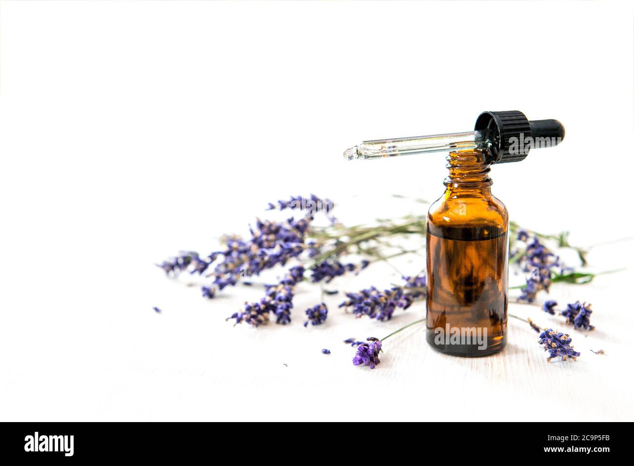 L'olio di lavanda di erbe e il laverello essiccato fiorisce su sfondo bianco Foto Stock