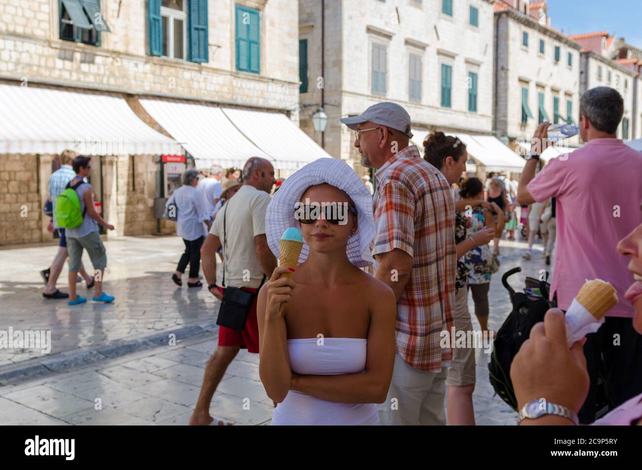 Turisti per le strade della città vecchia di Dubrovnik Foto Stock