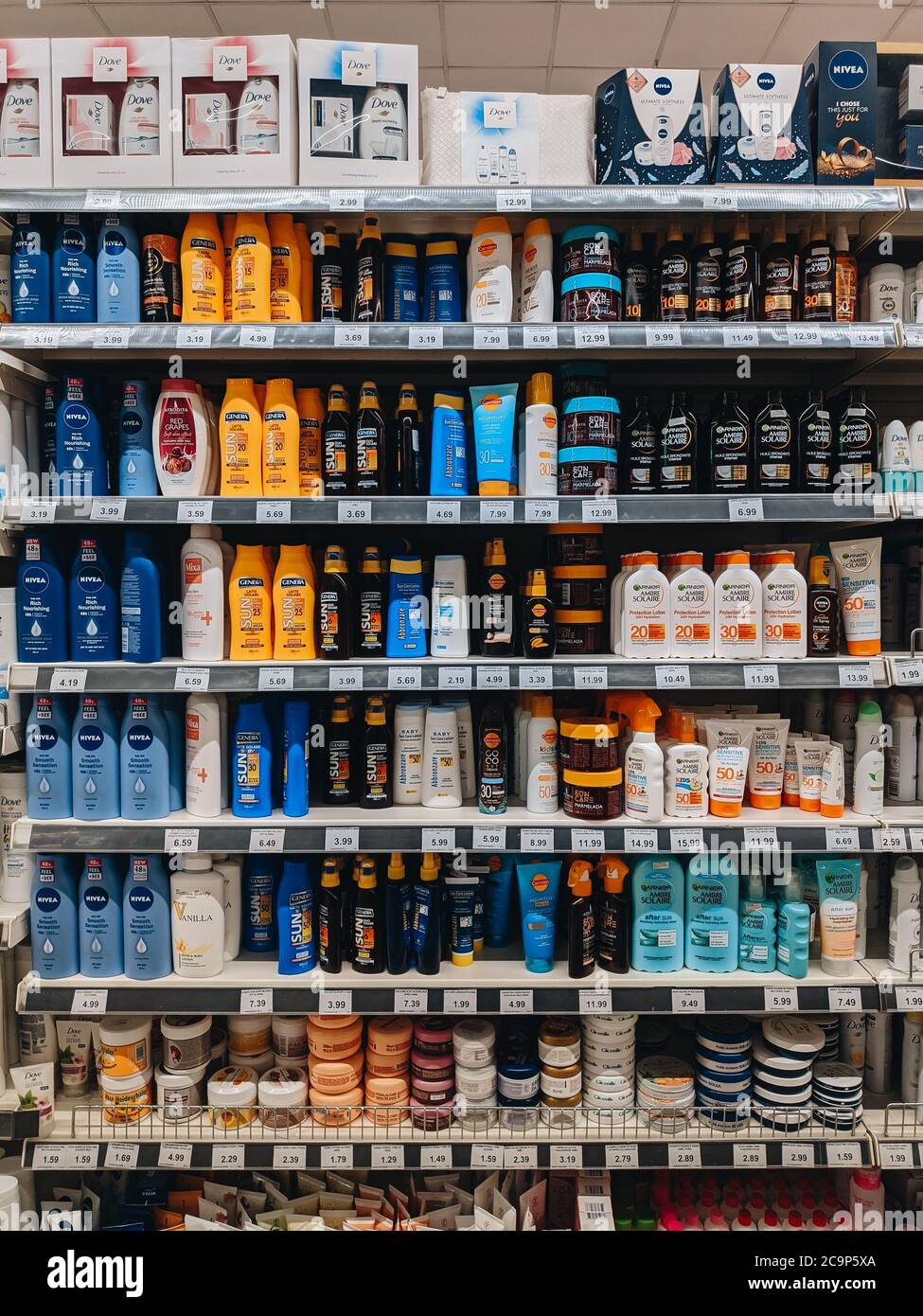 Budva, Montenegro - 01 agosto 2020: Crema solare sugli scaffali del supermercato. Foto Stock