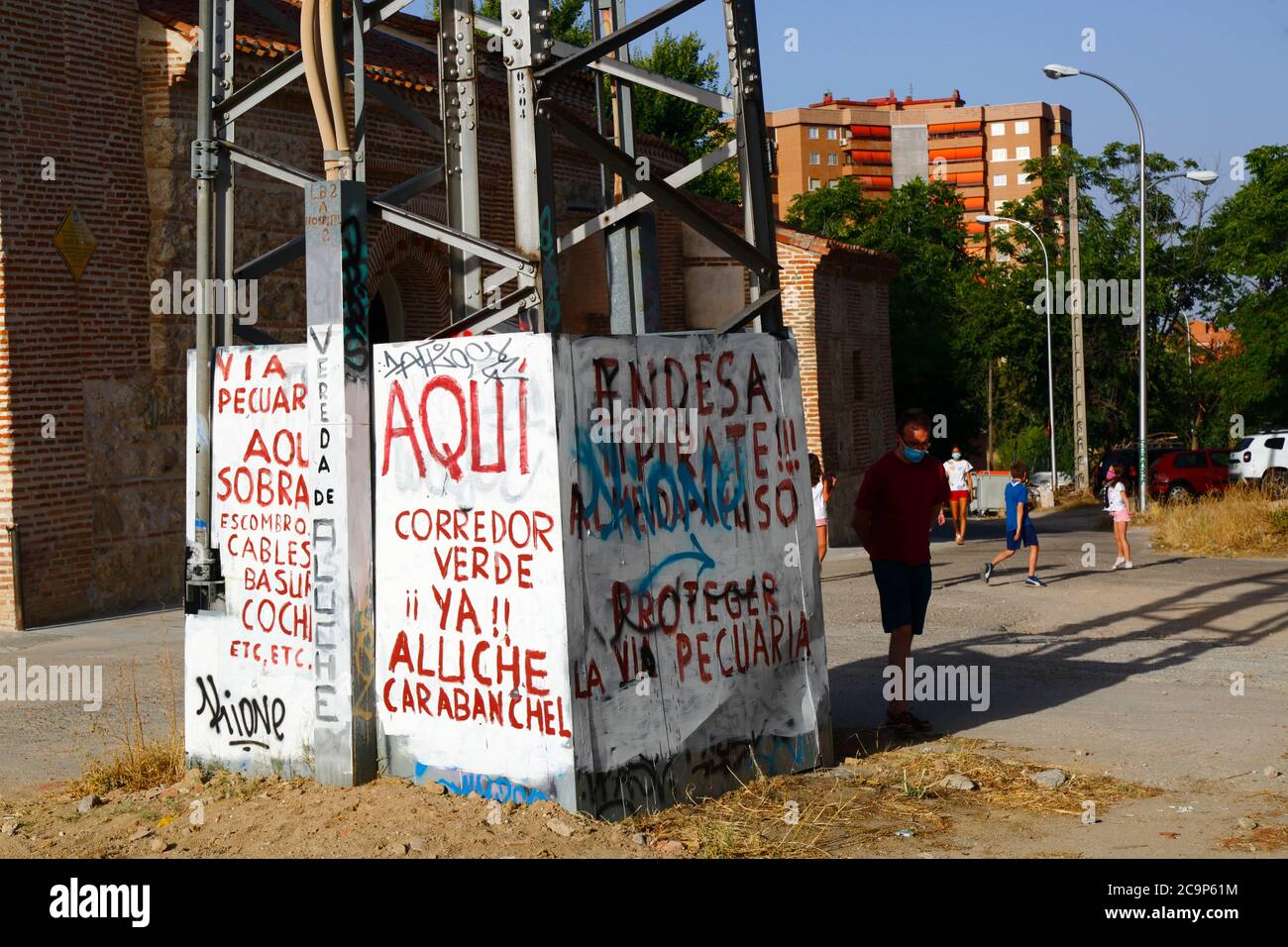 Graffiti sulla base di piloni elettrici che chiedono un corridoio verde tra i distretti di Caranbanchel e Aluche, Carabanchel, Madrid, Spagna Foto Stock