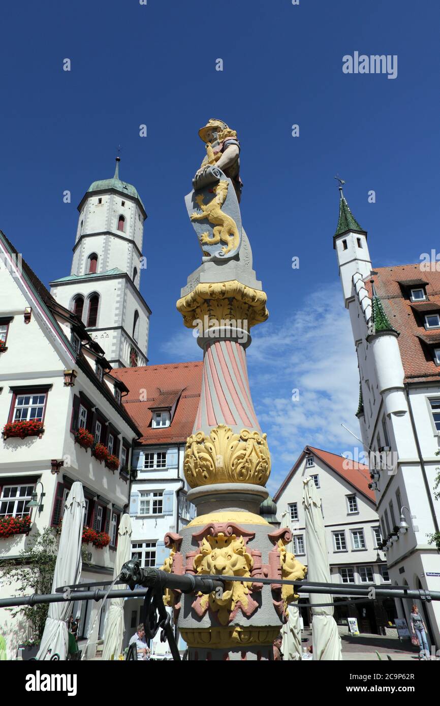 Kaltbrunnen mit Reitterfigurur, dahinter das historiische Rathaus in der Altstadt, Biberach, Baden-Württemberg, Deutschland Foto Stock