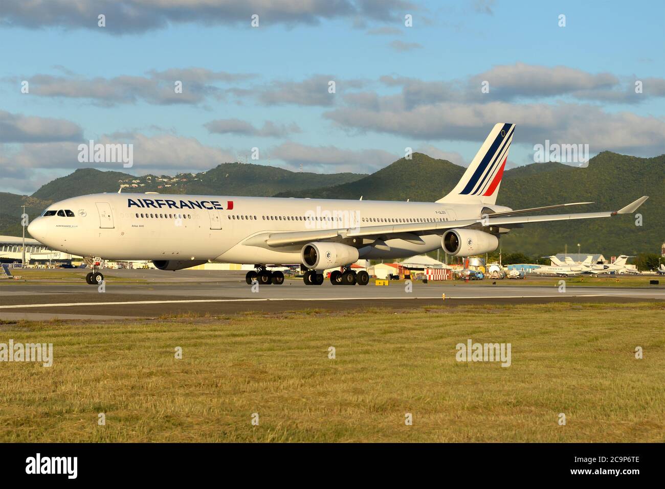 Air France Airbus A340 all'aeroporto internazionale St. Maarten Princess Juliana (SXM). Quattro motori Jet A340-300 registrati come F-GLZO. Foto Stock