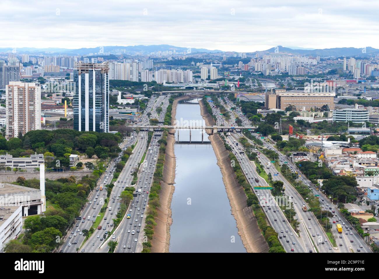 Marginal Tiete autostrada strada e fiume Tietê vista aerea a Sao Paulo, Brasile. Autostrada a più corsie. Foto Stock