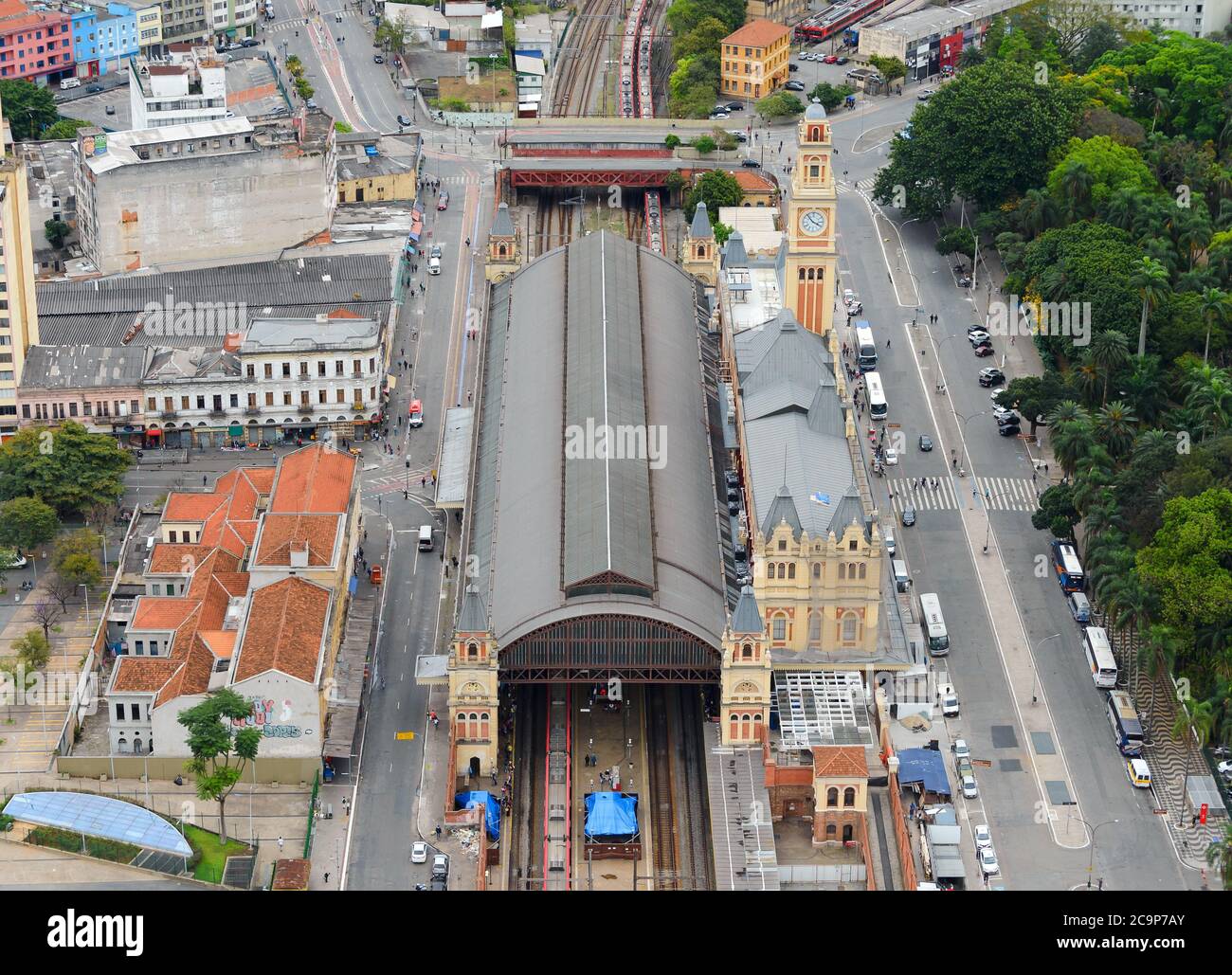 Luz Station a Sao Paulo, Brasile vista aerea. Stazione ferroviaria nel quartiere Luz. Edificio che ospita il Museo della Lingua Portoghese. Foto Stock