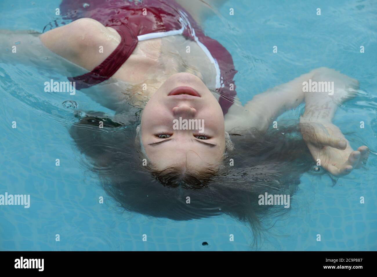 giovane donna che si rilassa in piscina Foto Stock