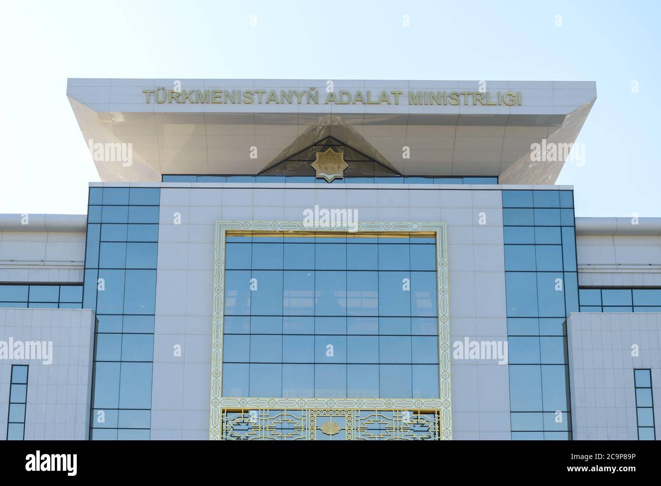Ministero della Giustizia (Adalat) e edificio del diritto ad Ashgabat, Turkmenistan. Edificio governativo. Foto Stock