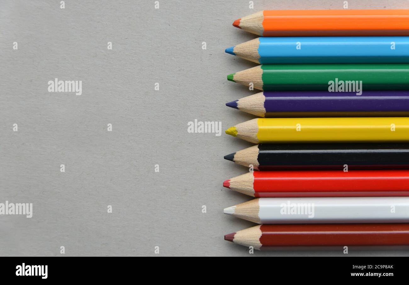 tavolozza di matite colorate su cartone grigio Foto Stock