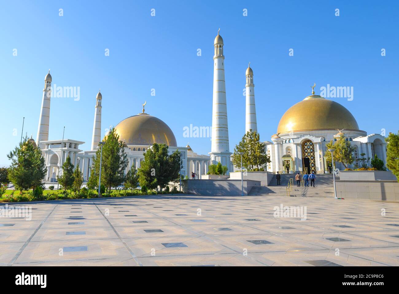 Moschea Turkmenbashi Ruhy e Mausoleo di Saparmurat Niyazov (Gypjak) ad Ashgabat, Turkmenistan. Cupole d'oro e minareti alti. Costruito da Bouygues. Foto Stock