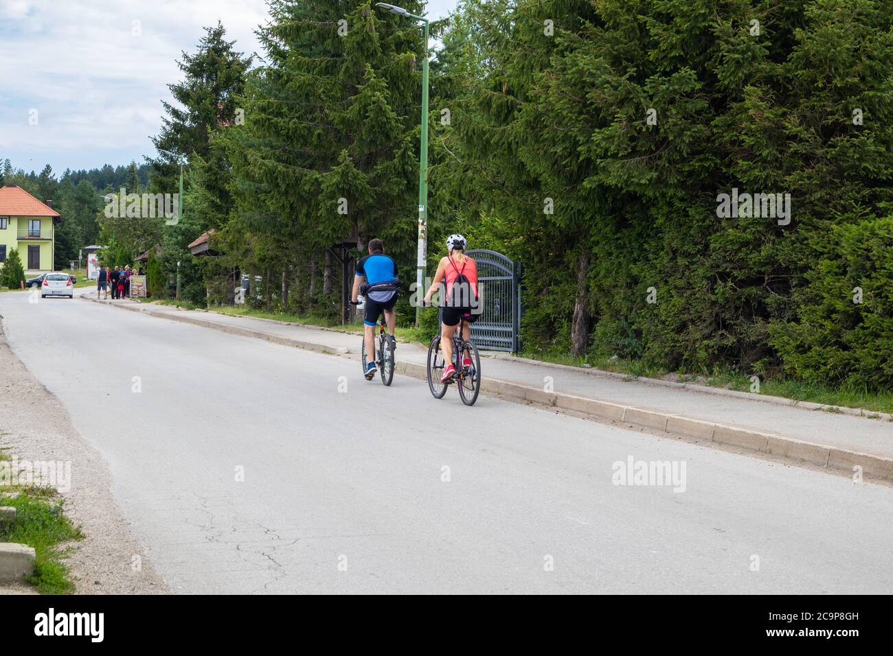 Zlatibor, Serbia - Luglio 25. 2020 ciclisti si ferendono in bicicletta lungo la strada in un resort naturale a Zlatibor Foto Stock