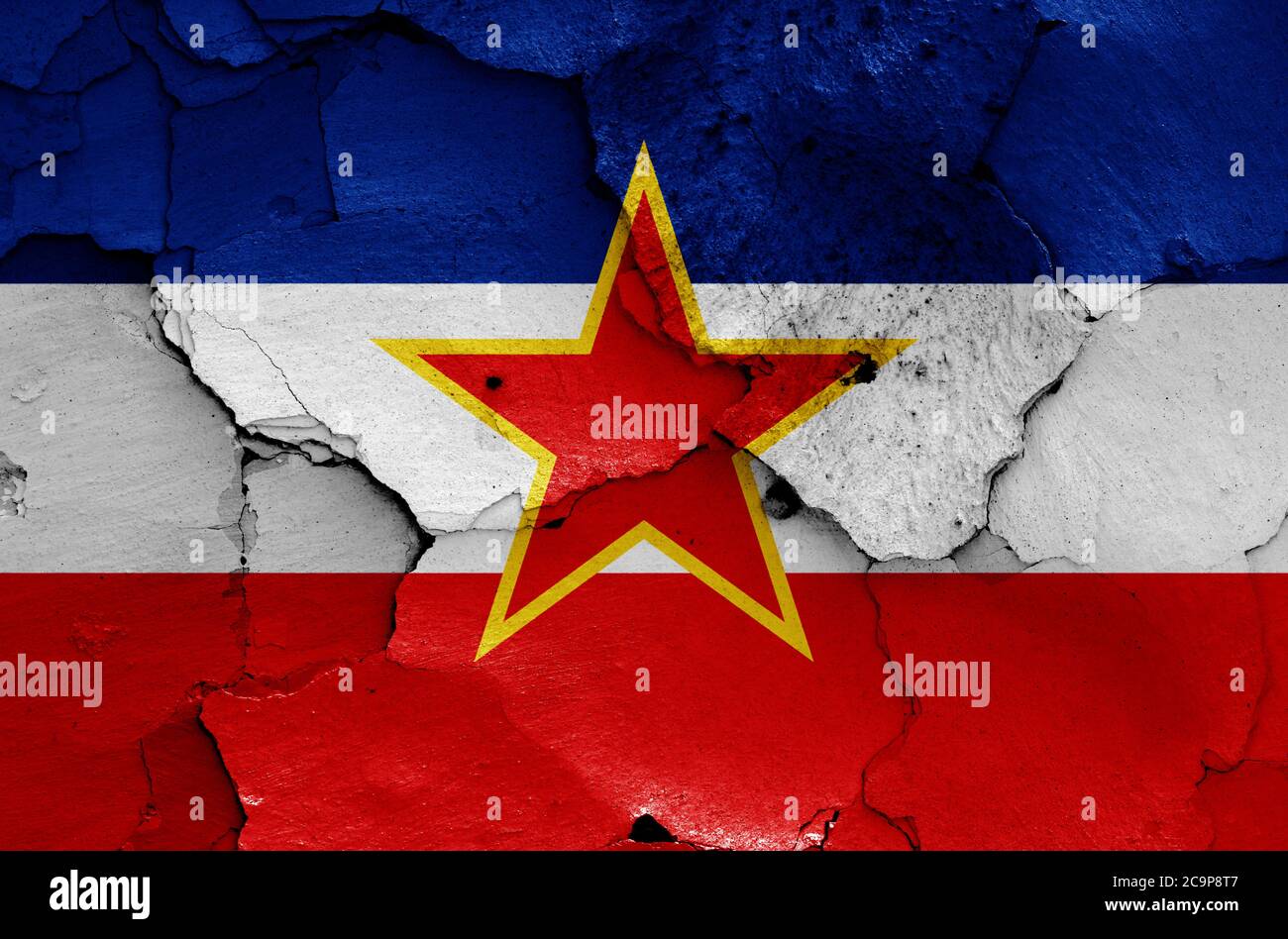 Bandiera della Jugoslavia dipinta sulla parete incrinato Foto Stock
