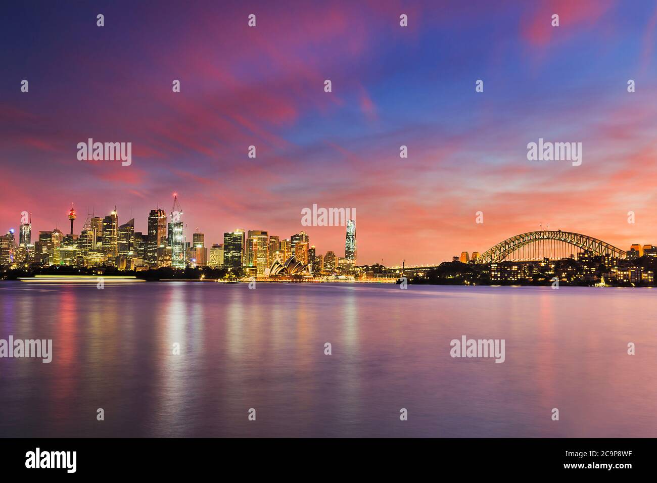 Skyline della città di Sydney sul lungomare del CBD sul porto, con il colorato e luminoso tramonto rosso. Foto Stock