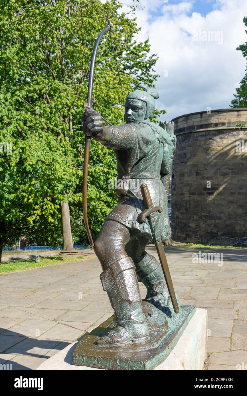 Statua di Robin Hood, Castello di Nottingham, Castle Road, Nottingham, Nottinghamshire, Inghilterra, Regno Unito Foto Stock