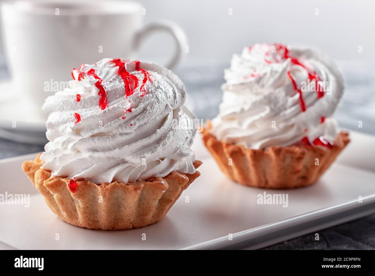 Torta proteica con una tazza di caffè e crema Foto Stock