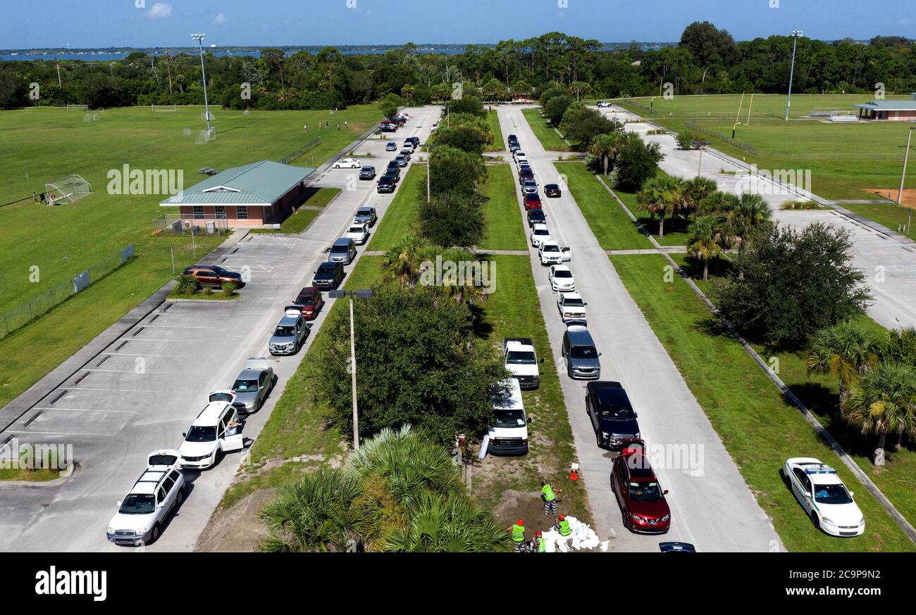 Merritt Island, Stati Uniti. 01 agosto 2020. 1 agosto 2020 - Merritt Island, Florida, Stati Uniti- in questa vista aerea da un drone, una coda di auto si forma come la gente aspetta di ricevere sacchi di sabbia gratis a Mitchell Ellington Park in preparazione per l'arrivo dell'uragano Isaias il 1 agosto 2020 a Merritt Island, Florida. La tempesta è prevista per avvicinarsi alla costa della Florida stasera come una tempesta di Categoria 1 e poi parallelo la costa atlantica come si muove a nord. Credit: Paul Hennessy/Alamy Live News Foto Stock