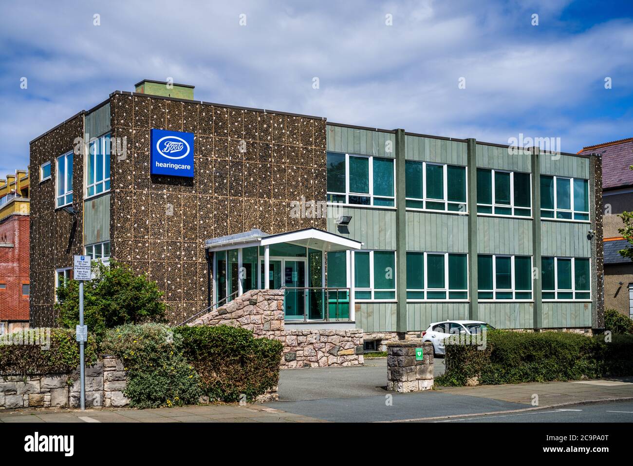 Stivali Hearingcare Headquarters HQ a Llandudno, Galles del Nord. Gli stivali hanno preso il controllo dei centri uditivi David Omerod nel 2013. Foto Stock