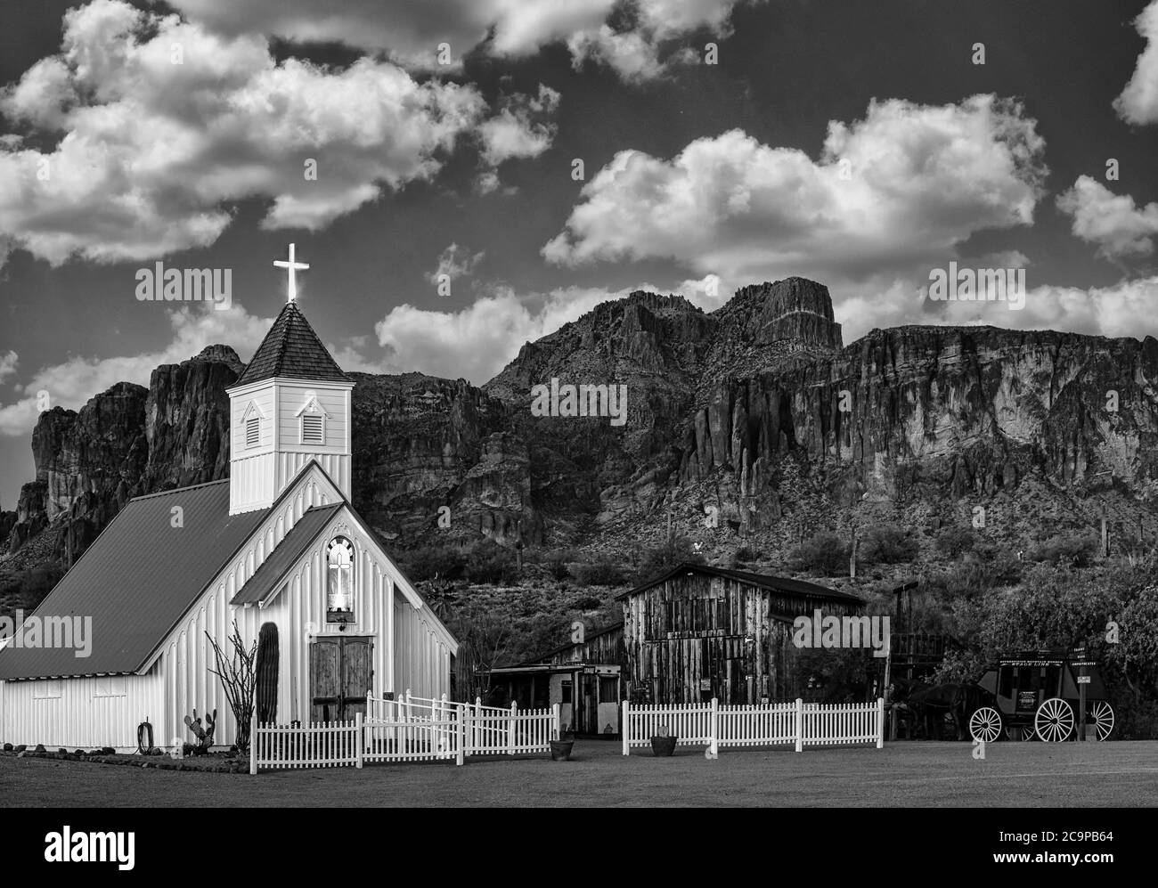 Cappella e Superstition Mountain vicino ad Apache Junction, Arizona. Foto Stock