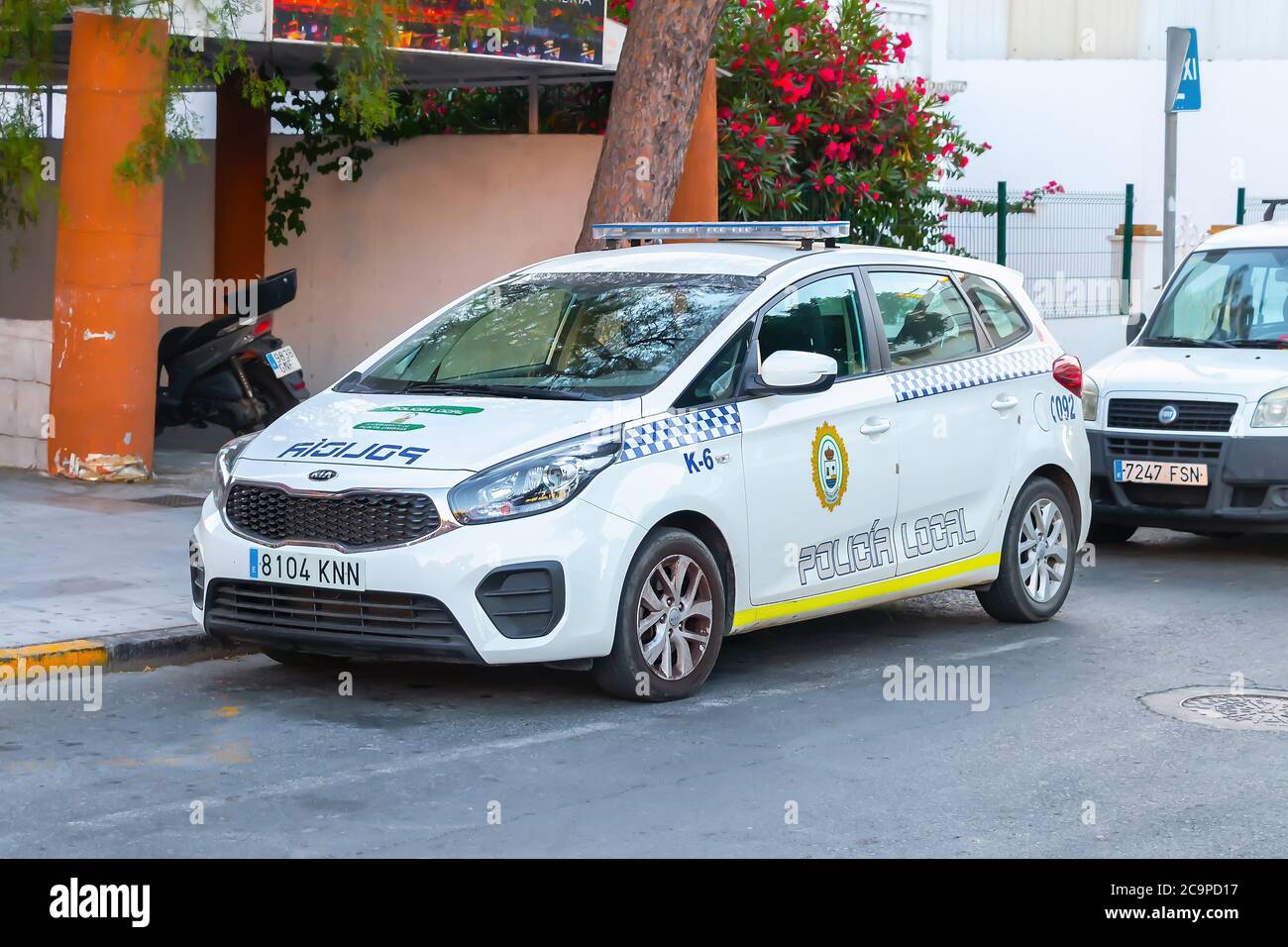 Punta Umbria, Huelva, Spagna - 10 luglio 2020: Auto della polizia spagnola con il logo 'Policia Local' emblema in Calle Ancha a Punta Umbria, Spagna Foto Stock