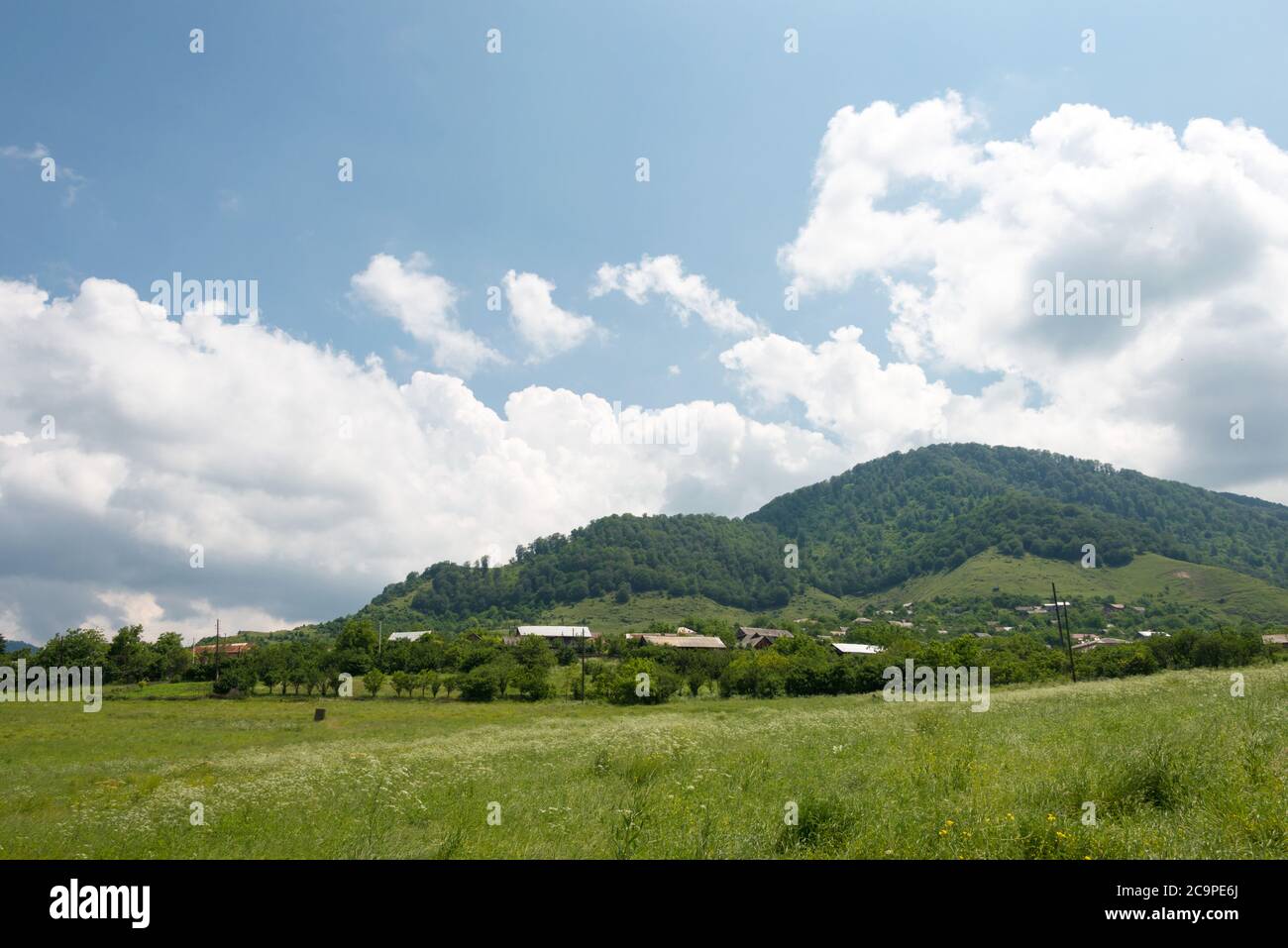 Alaverdi, Armenia - Sentiero escursionistico che porta dal Monastero di Haghpat al Monastero di Sanahin, un famoso paesaggio nel villaggio di Akner, Alaverdi, Armenia. Foto Stock