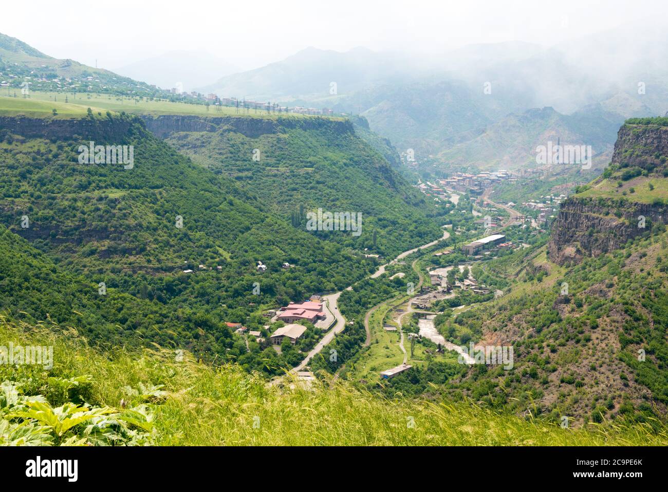 Alaverdi, Armenia - Sentiero escursionistico che porta dal Monastero di Haghpat al Monastero di Sanahin, un famoso paesaggio nel villaggio di Akner, Alaverdi, Armenia. Foto Stock