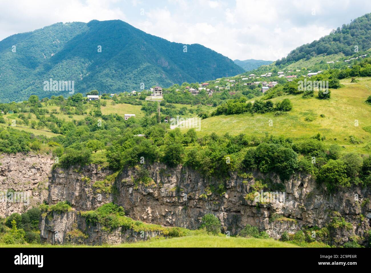 Alaverdi, Armenia - Sentiero escursionistico che porta dal Monastero di Haghpat al Monastero di Sanahin, un famoso paesaggio nel villaggio di Akner, Alaverdi, Armenia. Foto Stock