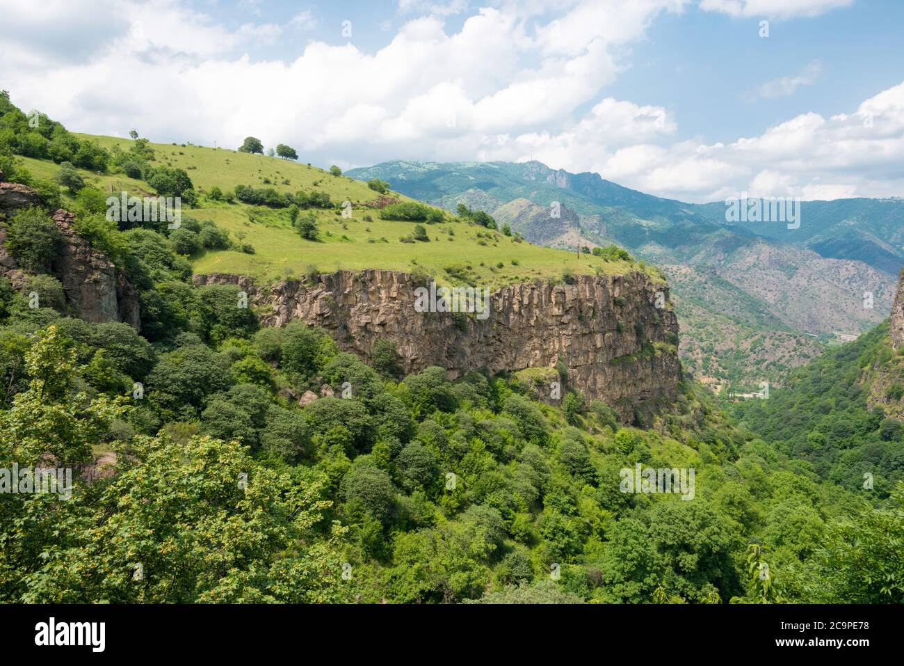 Alaverdi, Armenia - Sentiero escursionistico che porta dal Monastero di Haghpat al Monastero di Sanahin, un famoso paesaggio nel villaggio di Akner, Alaverdi, Armenia. Foto Stock